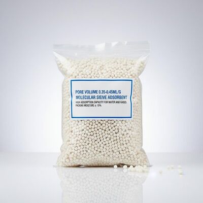 Adsorbant à tamis moléculaire avec volume de pore de 0,35 à 0,45 ml/g et adsorption à l'eau ≥ 21,0% pour une haute stabilité thermique jusqu'à 400°C